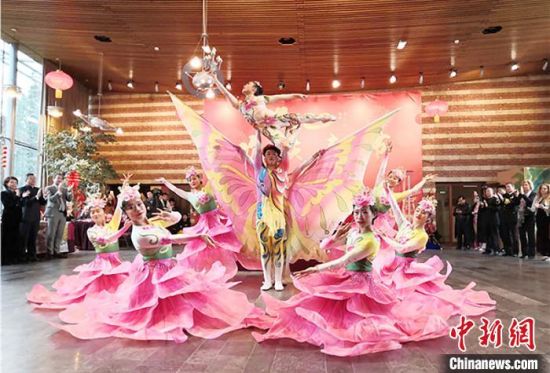 圖為雜技演員通過精湛的技藝贏得了滿堂喝彩。　甘肅省文化和旅游廳網(wǎng)站 攝