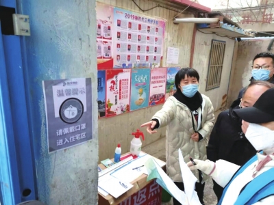 她拖著腿傷奔波在戰(zhàn)“疫”一線(xiàn)