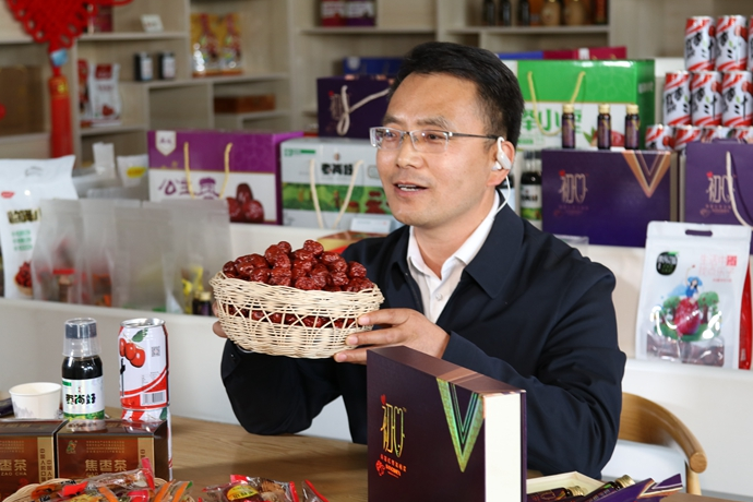 “縣長直播天團(tuán)”唱響“甘貨春之聲”，售出近30種甘貨1萬余件 開進(jìn)直播間的網(wǎng)絡(luò)扶貧博覽會(huì)，受百萬網(wǎng)友點(diǎn)贊 