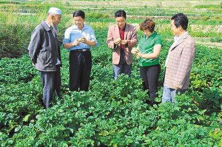 【代表委員履職故事】李?lèi)鹞瘑T：做群眾的知心人暖心人