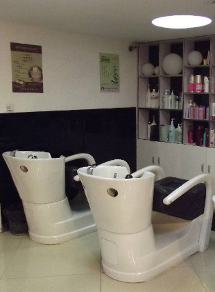 蘭州市區兩級衛生監督機構聯合整治美容美發場所