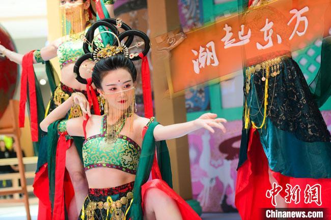 圖為今年9月5日,在重慶亮相的敦煌博物館“潮起東方”主題活動現(xiàn)場。敦煌博物館供圖 圖為今年9月5日,在重慶亮相的敦煌博物館“潮起東方”主題活動現(xiàn)場。敦煌博物館供圖