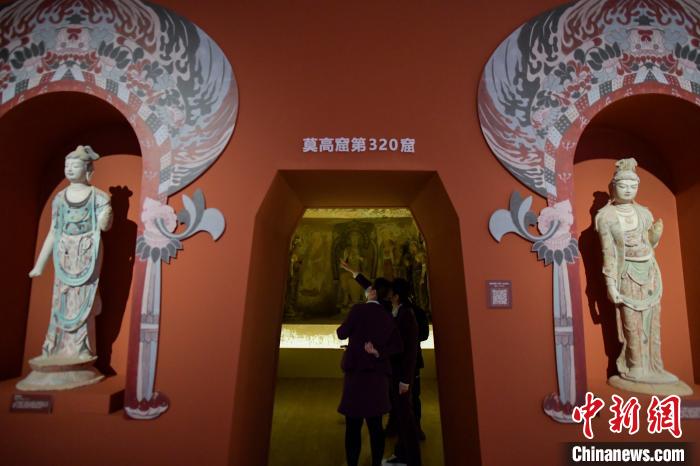 本次展覽中為觀眾呈現(xiàn)莫高窟第320窟復制洞窟。 駱云飛 攝 本次展覽中為觀眾呈現(xiàn)莫高窟第320窟復制洞窟。 駱云飛 攝