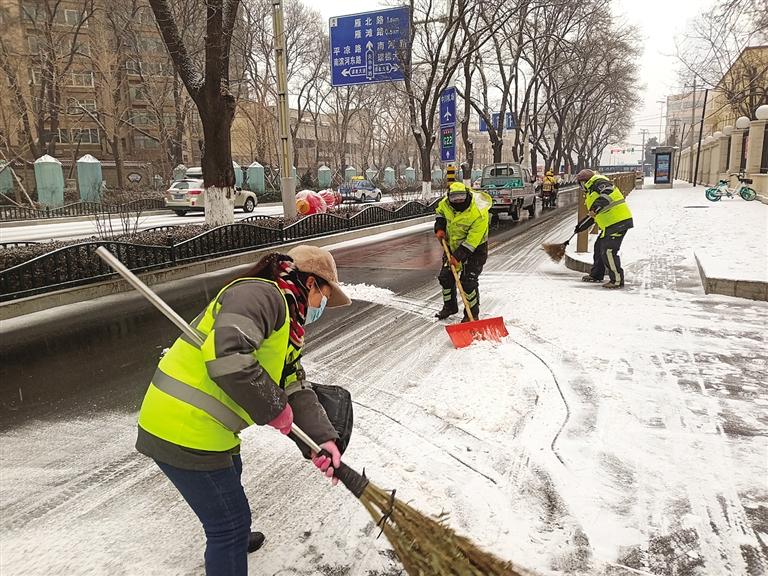 蘭州城關區(qū)3000余人浴“雪”奮戰(zhàn)