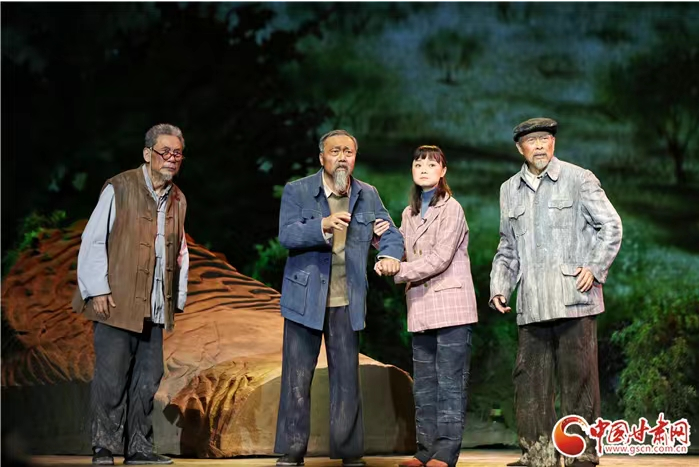 大型原創(chuàng)話(huà)劇《八步沙》在蘭州首演 展現(xiàn)“時(shí)代楷模”治沙造林艱苦歲月