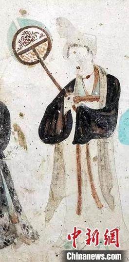 “一把小扇在手，笑對(duì)仲夏酷暑。”圖為莫高窟第468窟《執(zhí)團(tuán)扇女供養(yǎng)人》(中唐)。　敦煌研究院供圖