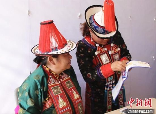 圖為用活態傳習的模式促進裕固族非物質文化遺產的保護傳承?！∈缝o靜 攝