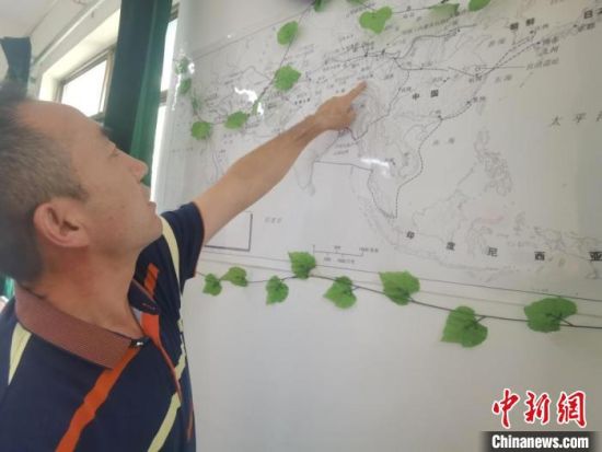 圖為甘肅省社會科學院絲綢之路研究所所長侯宗輝指出《絲綢之路古文明》課題組考察線路。　閆姣 攝