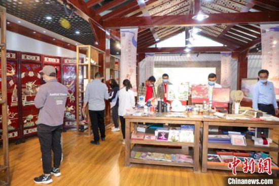 圖為甘肅“一會(huì)一節(jié)”期間,位于敦煌的天水市展館中,民眾觀賞文創(chuàng)產(chǎn)品。 甘肅省文化和旅游廳供圖 圖為甘肅“一會(huì)一節(jié)”期間,位于敦煌的天水市展館中,民眾觀賞文創(chuàng)產(chǎn)品。 甘肅省文化和旅游廳供圖