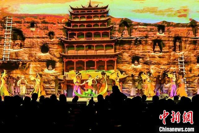 開幕式文藝展示“相約敦煌”，通過數(shù)字技術(shù)將莫高窟“搬到”演出現(xiàn)場。　甘肅省文化和旅游廳供圖