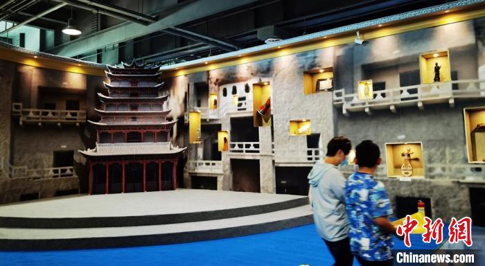 該展覽還借助科技手段，復原“藏經洞”場景，將莫高窟“搬進”展廳?！《∷?攝