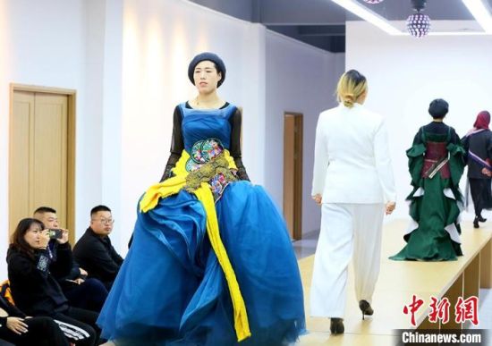 東鄉(xiāng)繡娘在T臺走秀。　高展 攝