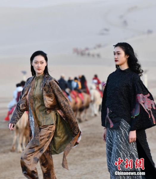 圖為敦煌服裝秀展示。 殷春永 攝 圖為敦煌服裝秀展示。 殷春永 攝