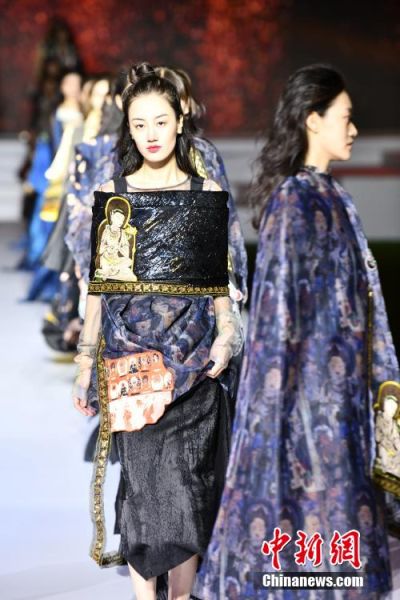 圖為敦煌服裝秀展示。 殷春永 攝 圖為敦煌服裝秀展示。 殷春永 攝