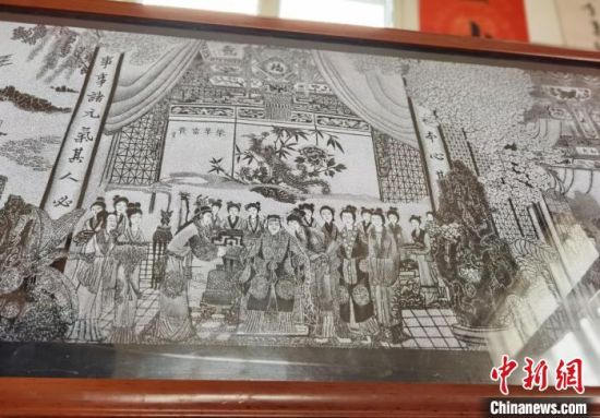 圖為陶世清的影雕作品?！钅?攝
