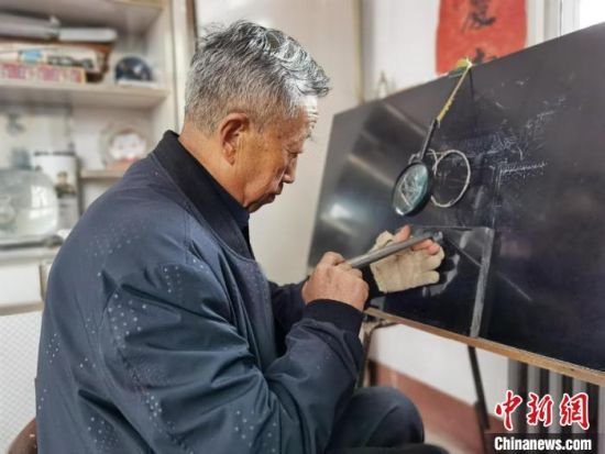 圖為陶世清在創作中?！钅?攝