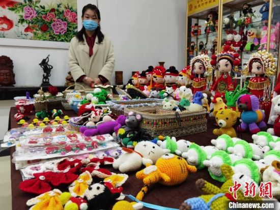 圖為隴原巧手展示手工藝品。(資料圖) 徐雪 攝 圖為隴原巧手展示手工藝品。(資料圖) 徐雪 攝