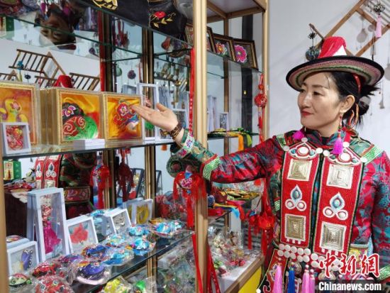 圖為身著民族服飾的隴原巧手展示手工藝品。(資料圖) 徐雪 攝 圖為身著民族服飾的隴原巧手展示手工藝品。(資料圖) 徐雪 攝