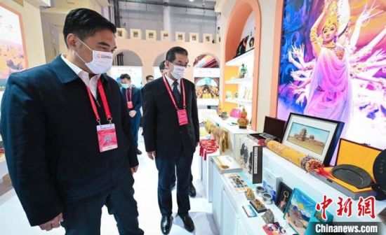 圖為甘肅省副省長(zhǎng)孫雪濤(左)與甘肅省文化和旅游廳廳長(zhǎng)陳衛(wèi)中(右)一同參觀“甘肅館”。　甘肅省文化和旅游廳供圖