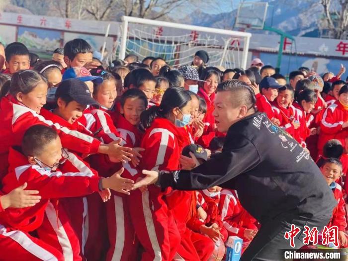 1月初，第五屆“街舞進藏鄉(xiāng)”公益助學(xué)活動在甘肅甘南結(jié)束，旨在讓藏族學(xué)子感受到街舞魅力?！￡惿菩?攝