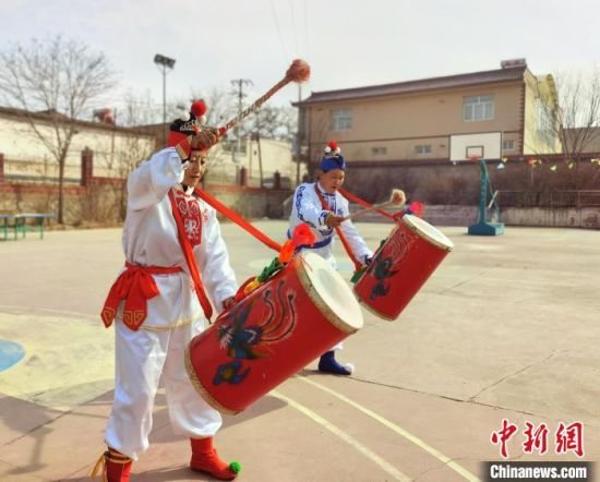 圖為劉玉均(右一)身穿青花服與隊員一起練習動作。　張婧 攝