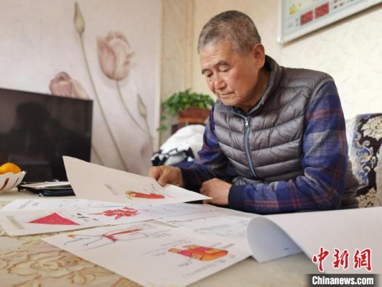 圖為陸鵬飛向記者展示多年帶隊的手寫筆記?！堟?攝