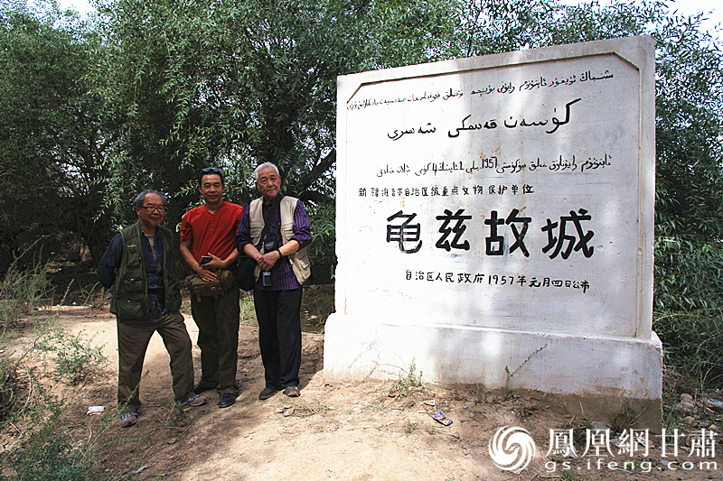 庫車是古代龜茲語,意為“龜茲人的城”,乃絲綢之路重鎮(zhèn)。2016年,蘇朗(右)、文巖(左)等藝術家前往庫車龜茲故城遺址采風。楊文遠 攝