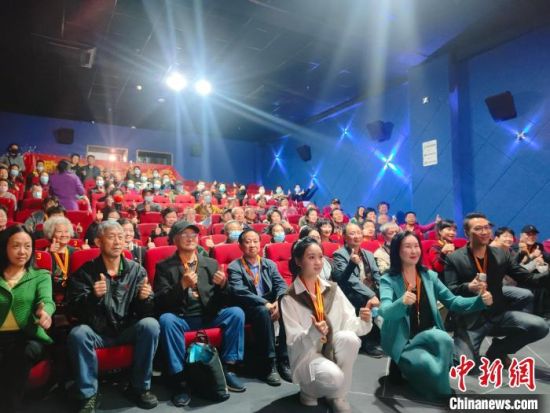 《浴血誓言》主創團隊與到場的紅軍后代合影。　陳選斌 攝