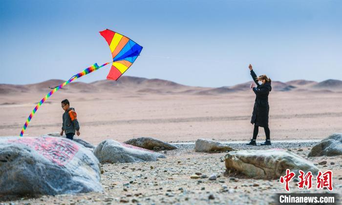 圖為市民正在陽關景區(qū)放風箏。　王斌銀 攝