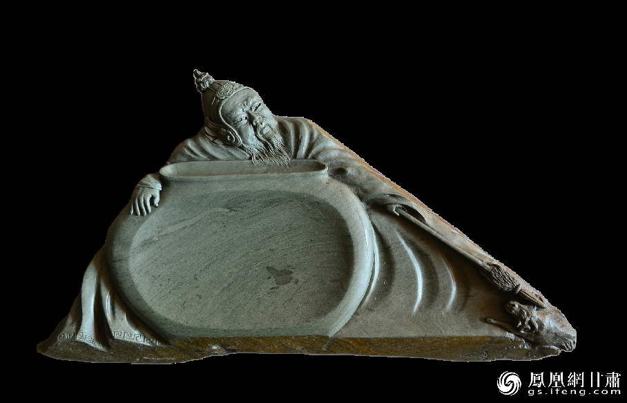 《醉臥沙場君莫笑》硯使王翰《涼州詞》中“醉臥沙場君莫笑，古來征戰(zhàn)幾人回？”的意境躍然硯臺之上。資料圖