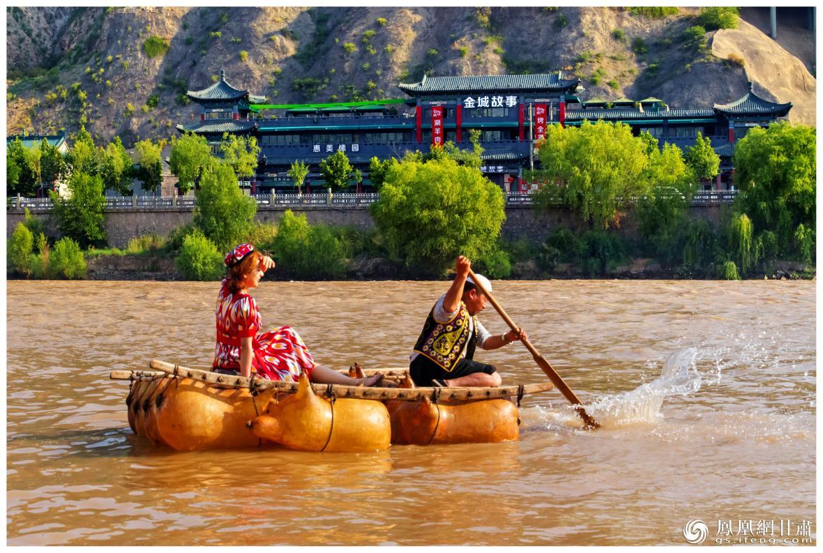 筏子客揮動著劈波斬浪的船槳，槳聲中混搭著風聲、水聲和男女對歌的花兒聲。蘭州市文旅局供圖
