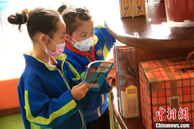 4月23日,不少民眾走進書局閱讀圖書,品味書香,學習敦煌文化,享受讀書快樂。 黃燕 攝 4月23日,不少民眾走進書局閱讀圖書,品味書香,學習敦煌文化,享受讀書快樂。 黃燕 攝
