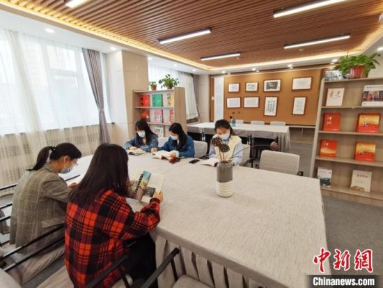 近日,在國網甘肅電力黨校職工書屋,正在舉行青年職工讀書交流活動。 徐雪 攝 近日,在國網甘肅電力黨校職工書屋,正在舉行青年職工讀書交流活動。 徐雪 攝