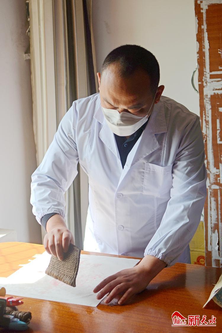 朽爛歷史檔案如何獲新生？看修復師“妙手回春”