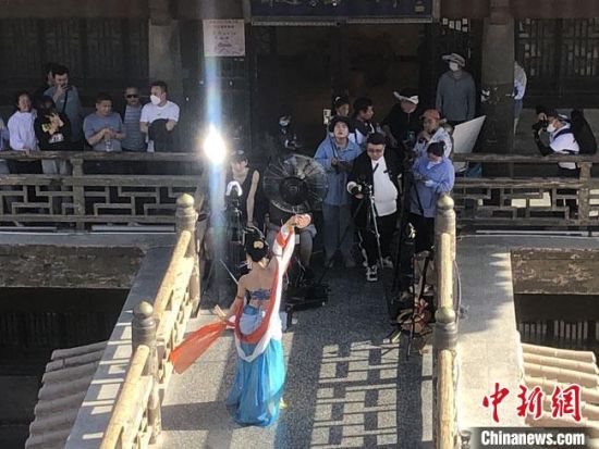 圖為5月以來，“奧大?！敝辈ガF(xiàn)場引游客圍觀?！《鼗褪形麄鞑抗﹫D