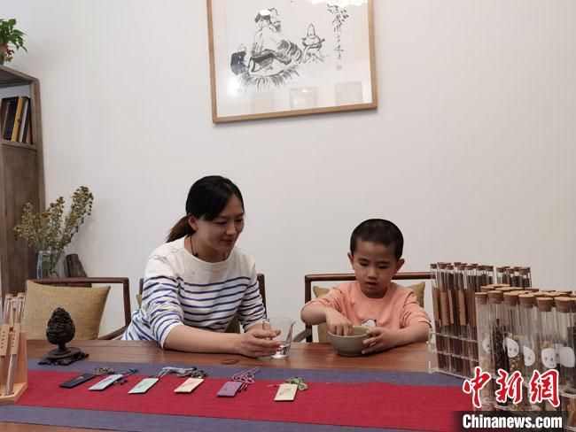 圖為魯雯為小學員授課和培訓。　馮志軍 攝