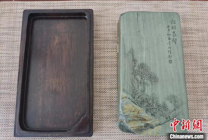 圖為甘肅甘南州洮硯藝人為提升洮硯文化內涵，制作“一盒一拓”成品展示。(資料圖) 張婧 攝