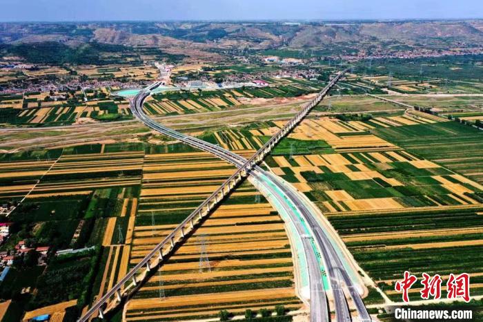 圖為甘肅境內(nèi)的高速公路。(資料圖) 甘肅省交通運輸廳供圖 圖為甘肅境內(nèi)的高速公路。(資料圖) 甘肅省交通運輸廳供圖