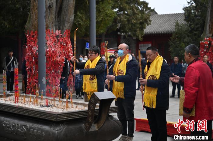 在甘肅天水市伏羲廟內(nèi)，參祭者雙手持香，祭拜人文始祖伏羲?！±顏嘄?攝