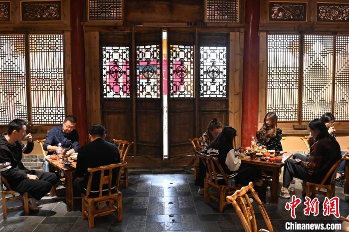 圖為甘肅天水市秦州區(qū)平南鎮(zhèn)蘇灣村民俗莊園內(nèi)的“圍爐煮茶”網(wǎng)紅打卡點。(資料圖) 李亞龍 攝