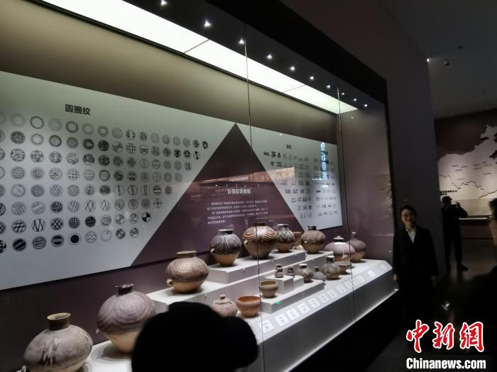 圖為河湟文化博物館展示的當地出土彩陶的紋飾類別。　張添福 攝