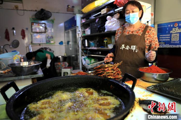 圖為平安驛·河湟民俗文化體驗(yàn)地內(nèi)的商戶(hù)炸干板魚(yú)。 薛蒂 攝 圖為平安驛·河湟民俗文化體驗(yàn)地內(nèi)的商戶(hù)炸干板魚(yú)。 薛蒂 攝