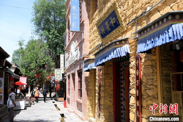 圖為平安驛·河湟民俗文化體驗(yàn)地的門(mén)店。 薛蒂 攝 圖為平安驛·河湟民俗文化體驗(yàn)地的門(mén)店。 薛蒂 攝
