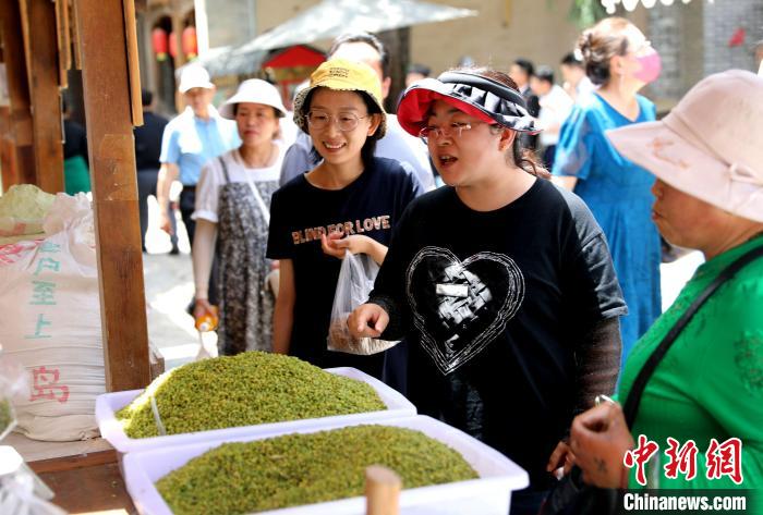 圖為民眾購(gòu)買(mǎi)青海特色小吃。 薛蒂 攝 圖為民眾購(gòu)買(mǎi)青海特色小吃。 薛蒂 攝