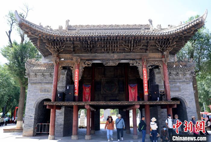 圖為平安驛·河湟民俗文化體驗(yàn)地的戲樓。 薛蒂 攝 圖為平安驛·河湟民俗文化體驗(yàn)地的戲樓。 薛蒂 攝