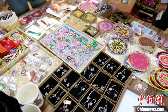 圖為盤(pán)繡作品。　薛蒂 攝