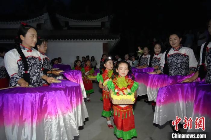 甘肅省西和縣姜席鎮(zhèn)晚霞湖畔，當?shù)孛耖g舉行盛大的乞巧儀式。魏朵朵 攝