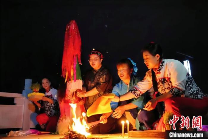 持續(xù)七天八夜的乞巧節(jié)正在西漢水上游的甘肅省西和縣進行。西和縣姜席鎮(zhèn)晚霞湖畔，民眾“巧頭”點蠟、炷香、焚裱紙、跪拜，準備將“巧娘娘”請進院。魏朵朵 攝