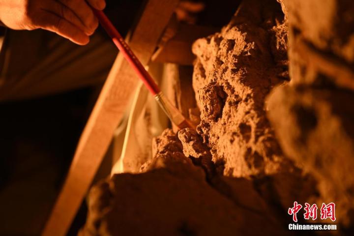 8月25日，文物修復師牟常有進行文物修復工作。