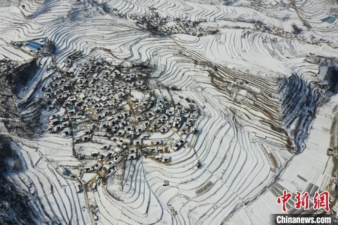 圖為航拍甘肅隴南市西和縣的“雪后鄉(xiāng)村”。(資料圖)張平良 攝